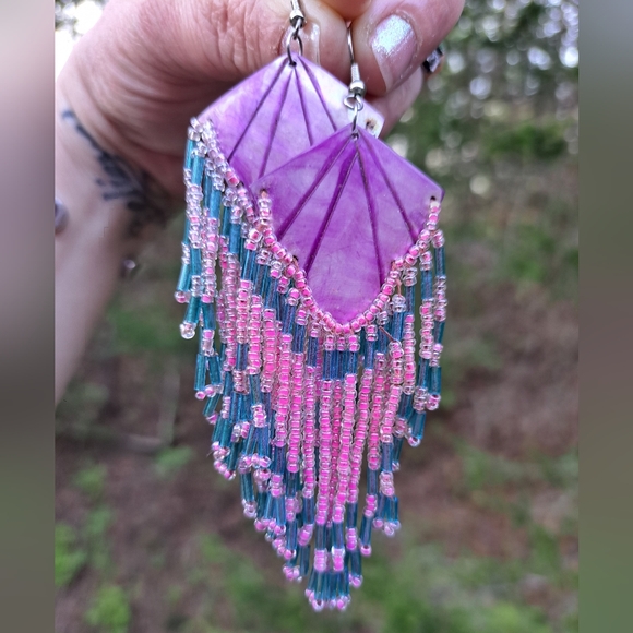 Dyed carved shell seed bead boho earrings - Picture 2 of 4